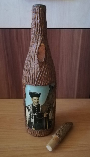Retro Emlék, fakéreggel bevont ritka dísz borosüveg fadugóval