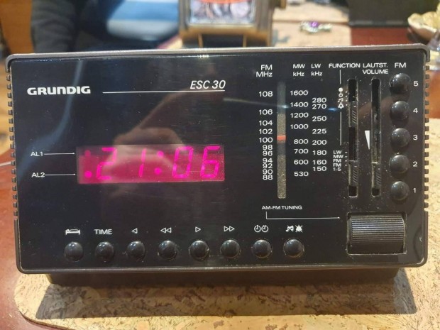 Retro Grundig ESC 30 rdi 1985-bl szocrel kdr takarts eltt