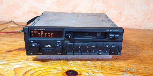 Retro Grundig kazettás autórádió 1995-ből 4×20W-os