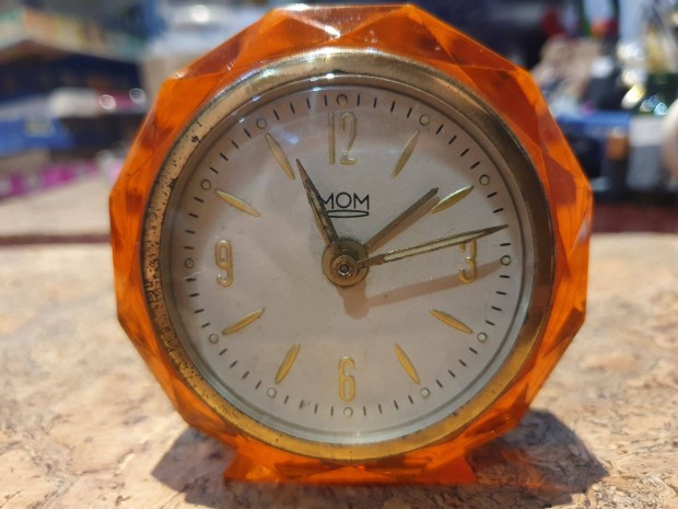 Retro MOM borostyánszinű asztali ébresztőóra igazi space age szocreál