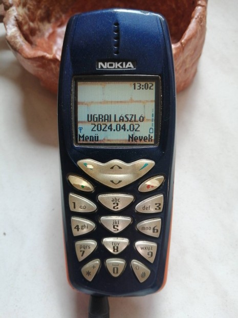 Retro Nokia 3510i krtyafggetlen mobiltelefon. 
