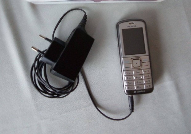 Retr Nokia 6070 nyomgombos hibtlan mobiltelefon tltvel