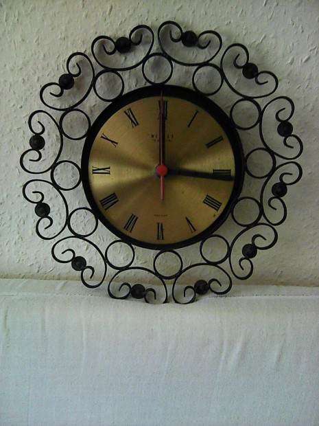 Retró Quartz kovácsolt vas fali óra halk járatú 26 cm átm