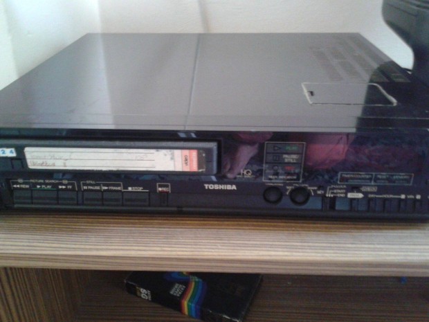 Retro Toschiba sztereo video rekorder VHS V83CZ programozhat