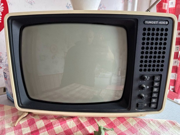 Retro Yunost 406B televzi