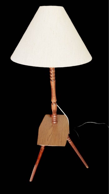 Retró, 3 lábon álló, fából készült állólámpa, lerakó asztallal
