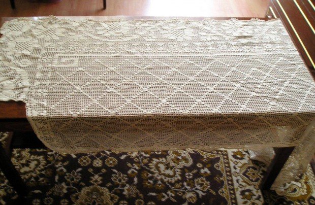 Retro, horgolt kézimunka - nagyméretű terítő bútorra. - 180 x 65 cm