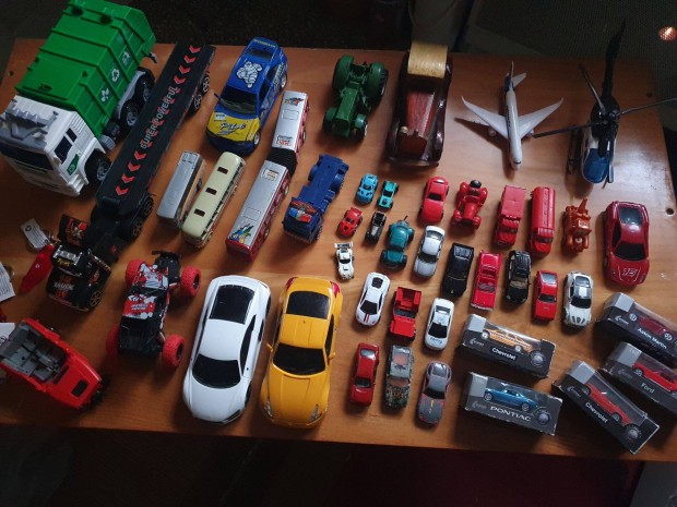 Retró autók, matchboxok, miniatűr járművek gyűjtemény + ajándékok
