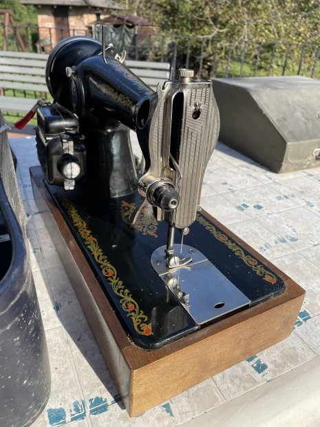 Retro elektromos asztali varrógép