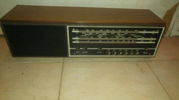 Retro fadobozos rádió dísznek