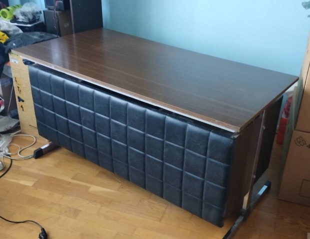 Retro főnöki párnázott íróasztal hatalmas