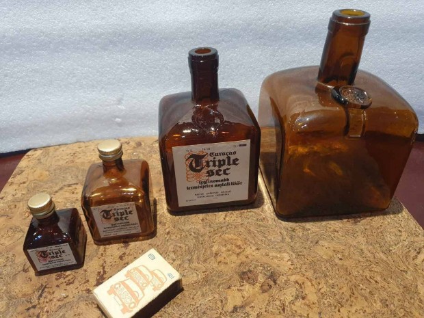 Retro hibátlan curacao triplesec üvegek együtt lakásdekoráció szocreál