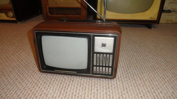 Retro hordozhato szines tv c-430