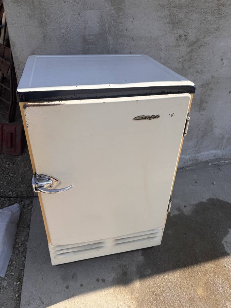 Retr� h�t�szekr�ny elad�