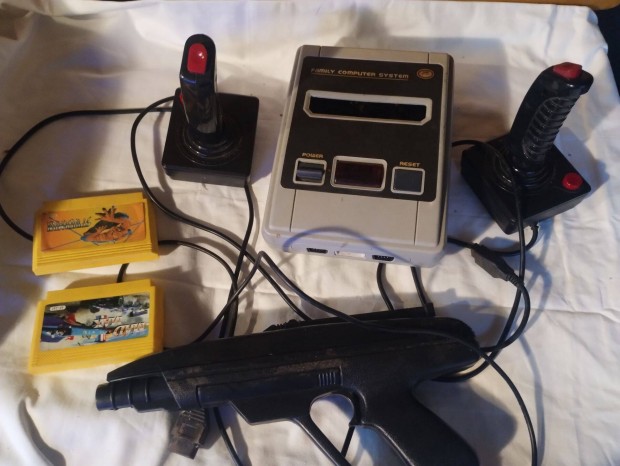 Retro játék sárga kazis konzol 2 darab egyéb tartozékok