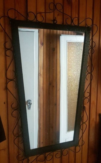 Retro kov�csolt jelleg� vas t�k�r 54x36x85 cm