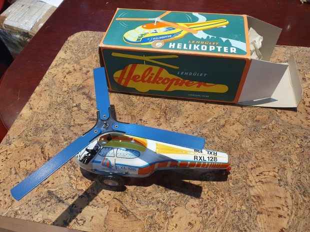 Retro lemezárugyári játszatlan helikopter dobozában társasjáték szocre
