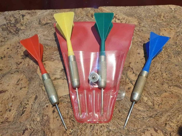 Retro masszív darts dobónyíl társasjáték szocreál kádár trafikárú