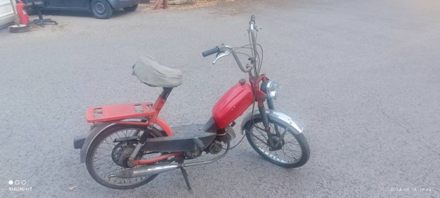 Retro moped alkatrsznek egybe. Posta 