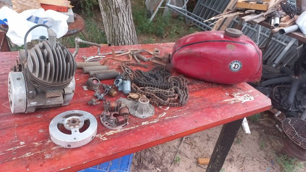 Retr motoralkatrszek egyben