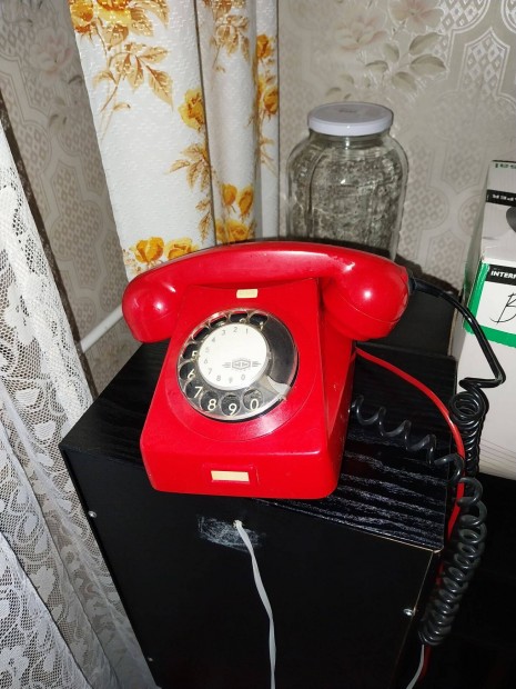 Retr piros telefon