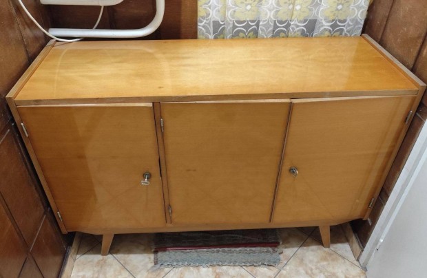 Retr� szekr�ny kedvez� �ron