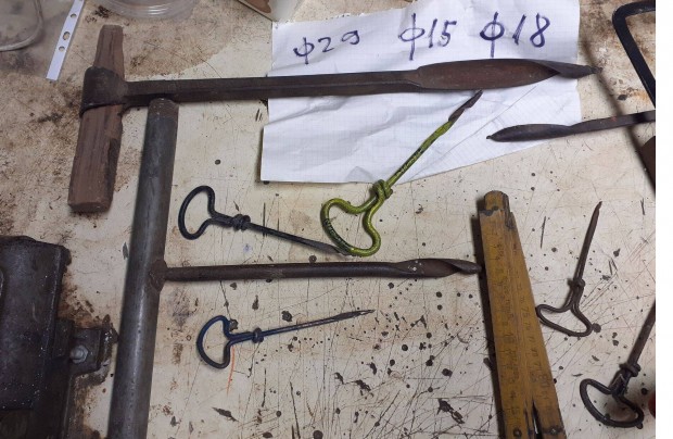 Retro szerszámok cigány fúrók, vízmérték, collstok, lombfűrész