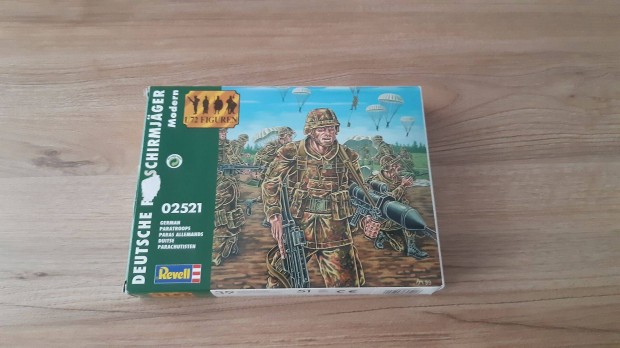 Revell 02521: German Paratroopers modern makett 1:72