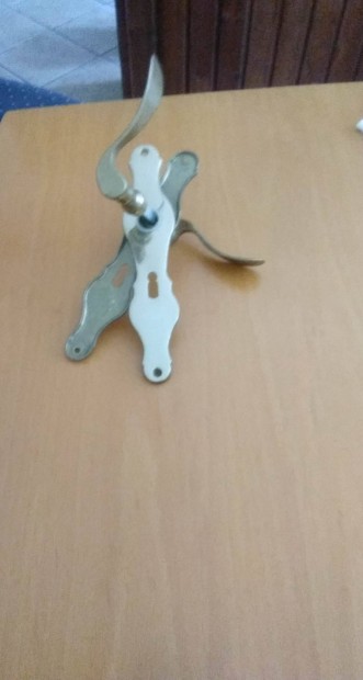 R�zkilincsp�r cimk�vel egy�tt elad�