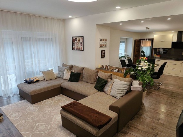 Rezsimentes �lomotthon Borb�ny�n 130 m, napelem, wellness udvar!