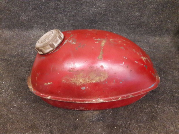 Riga 4 benzintank elad� piros