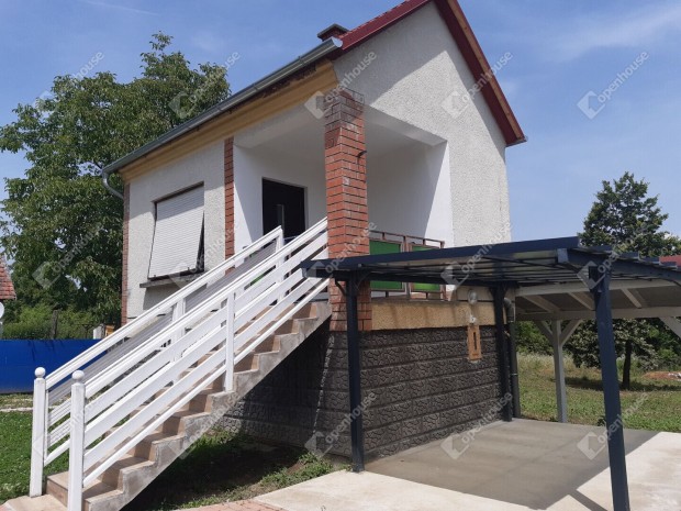 Rigy�c hegyi  birtok, fel�jitott f�rd�szob�s �p�lettel elad�!