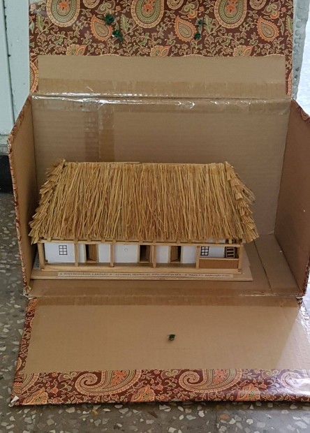 Rinyakovcsi lakhz modellje- makett ajndkokkal, szlltdobozban