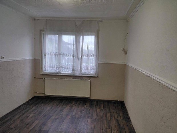 Ritka Egy�tt�ll�s: K�zponti K�rnyezet �s �ri�si Telek!