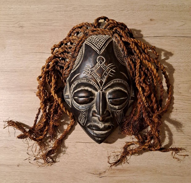Ritka, kézzel készített Mwana Pwo (Chokwe) női afrikai fali maszk 35cm