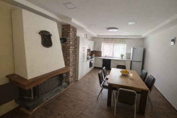 Ritka lehet�s�g Nagyr�cs�n - Modern, egyszintes csal�di h�z impoz�ns