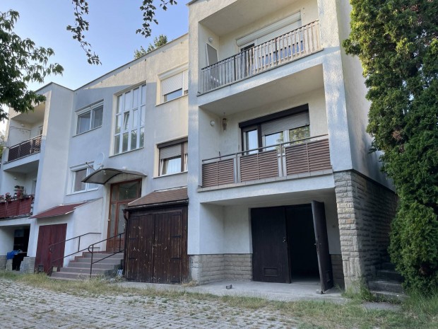 Ritka lehet�s�g Pilisv�r�sv�ron, lak�s �s saj�t gar�zs egyben!