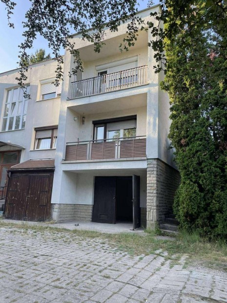 Ritka lehet�s�g Pilisv�r�sv�ron, lak�s �s saj�t gar�zs egyben! Kiz�r�l