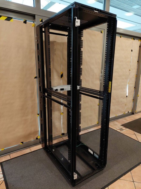 Rittal 19" 4 keréken guruló rack szekrény