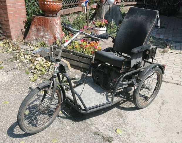 Robbanmotoros hromkerek rehab moped RM-006/. Feljtsra szorul