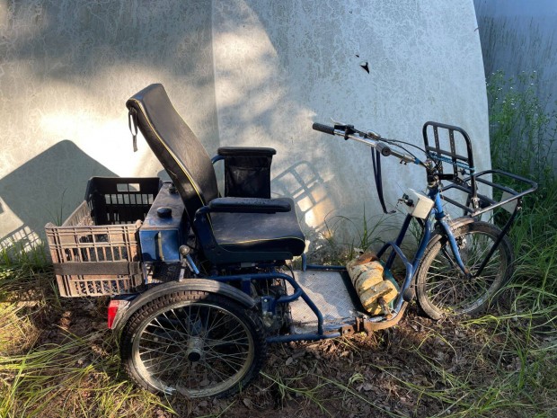 Robban�motoros mozg�skorl�tozott h�romkerek�