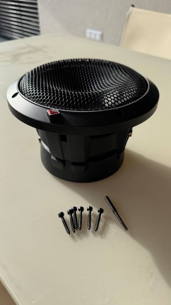 Rockford Fosgate P2D2-8 ; 20 cm-es mélynyomó + rács