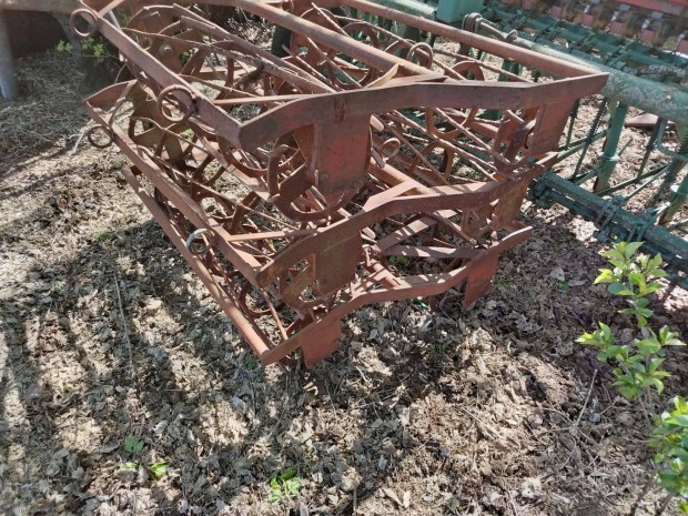 R�gt�r� henger vontatott t�rcs�hoz