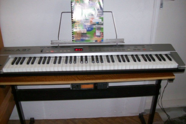 Roland A-37 Elad!