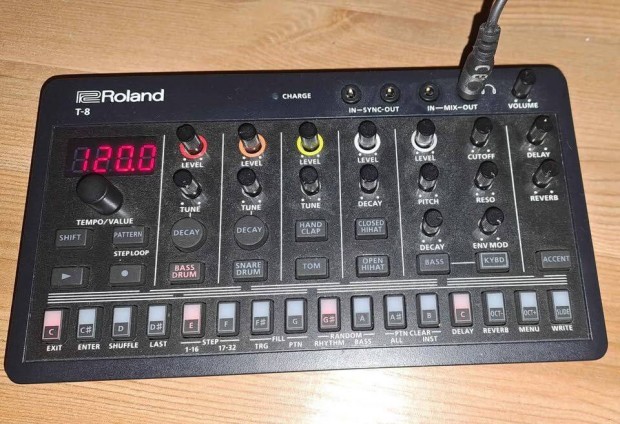 Roland Aira T-8 (dobgp s basszus szintetiztor)