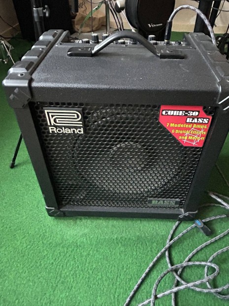 Roland Cube 30 bass kombó