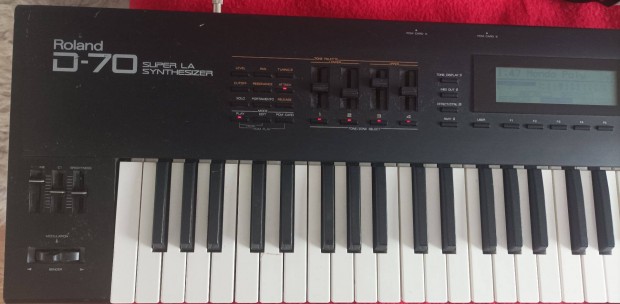 Roland D70 szintetiztor