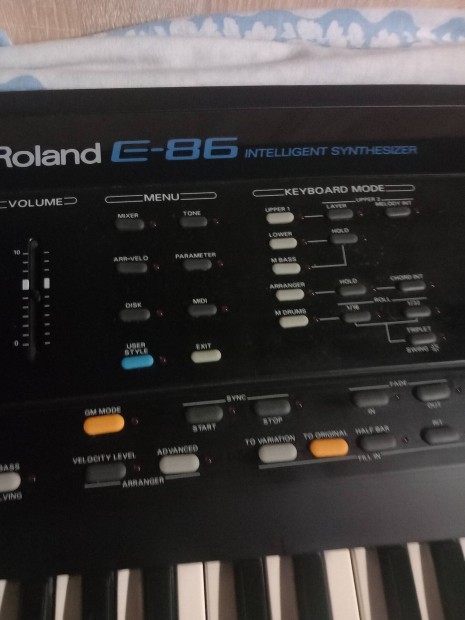 Roland E86 szintetiztor elad 