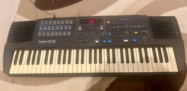 Roland E-12 szintetiztor lvnnyal, kottatartval elad