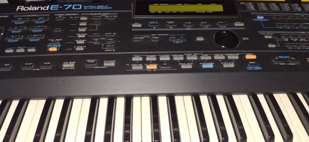 Roland E-70 Intelligent Synthesizer szintetizátor
